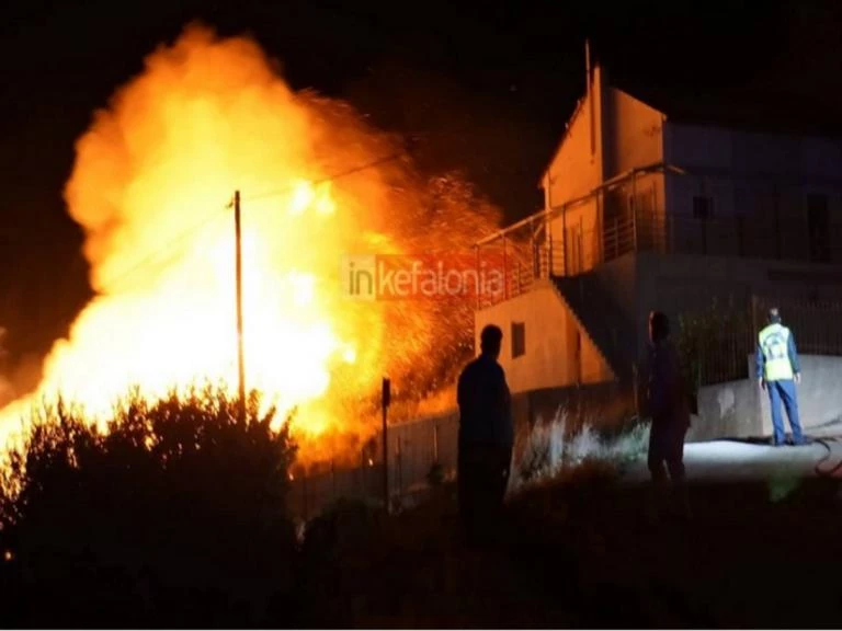 Ολονύχτιο θρίλερ στην Κεφαλονιά: Νέα φωτιά στο χωριό Ζόλα – Εκκενώθηκαν σπίτια – Ισχυρότατοι άνεμοι «συμμαχούν» με την πυρκαγιά (βίντεο)